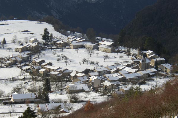 Le village rond d'Oncieu est construit autour d'un pr�.