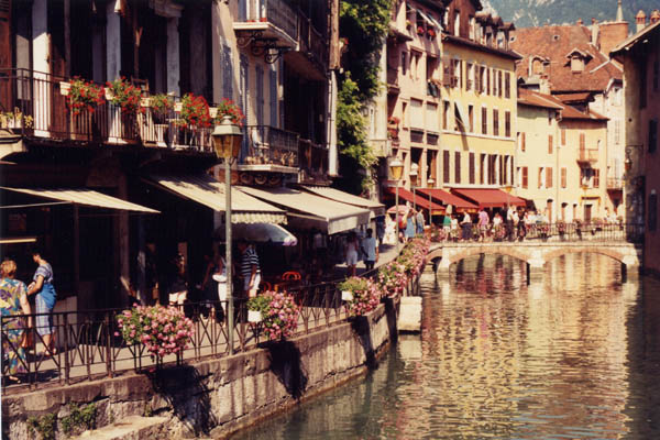 Annecy est parfois appel�e la Venise des Alpes.