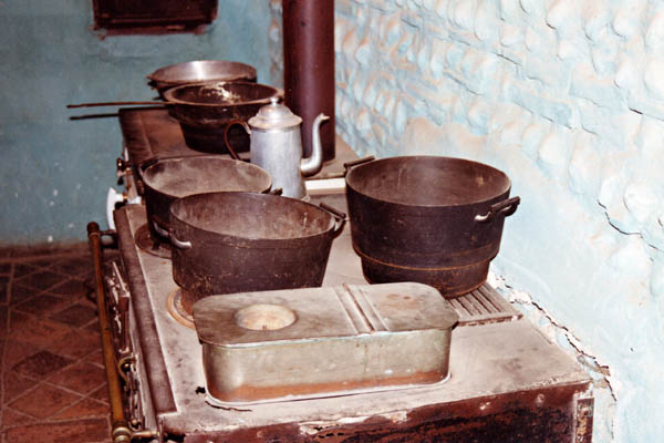 Ecomus�e d'Ungersheim, le fourneau et ses casseroles.